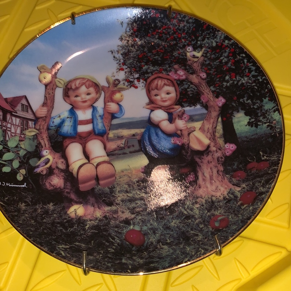 Hummel Apple tree Boy and Girl Decorative Plate - Picture 5 of 5